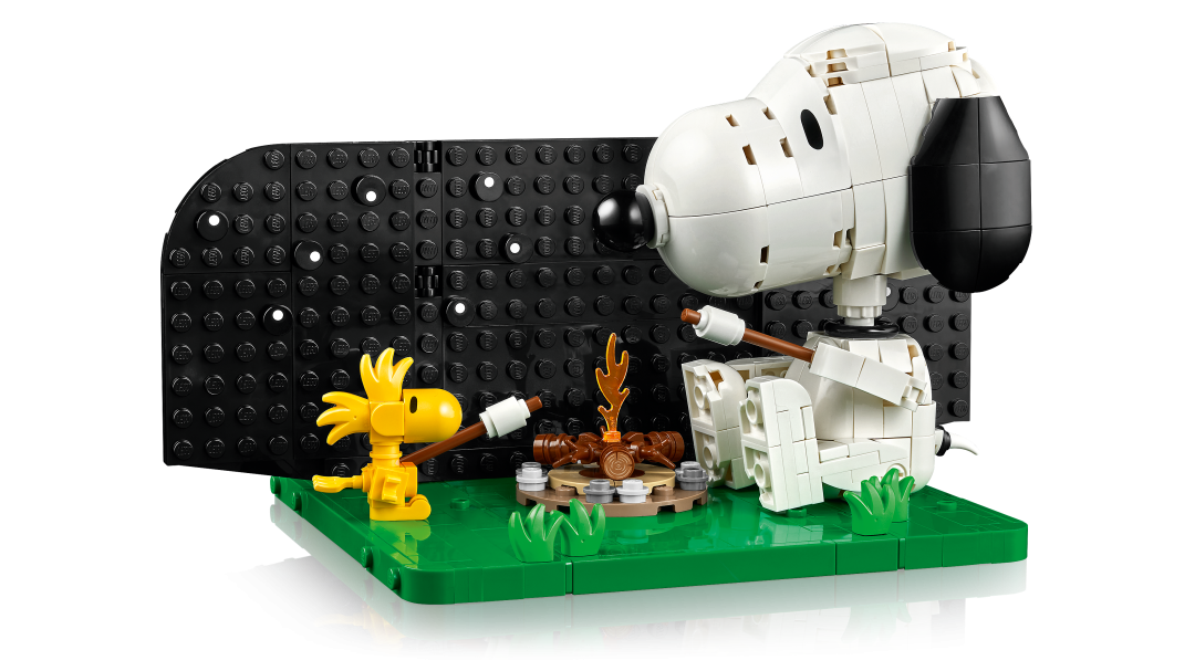 LEGO Ideas Peanuts: Snoopy's Doghouse | 21368