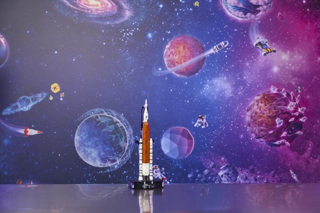 LEGO Technic NASA Artemis Space Launch System Rocket | 42221