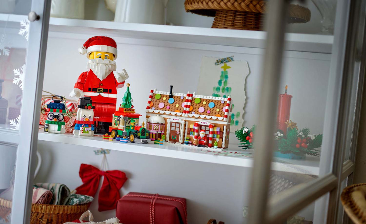 LEGO Iconic Up-Scaled Santa Minifigure | 40820